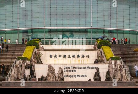 Chongqing, Chine - 9 mai 2010 : centre-ville. Aménagement paysager gros plan de verre vert trois Gorges entrée du musée. Beaucoup de gens. Banque D'Images