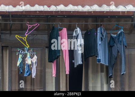 Chongqing, Chine - 9 mai 2010 : centre-ville. Gros plan de linge coloré suspendu au sec sur le balcon de l'appartement. Banque D'Images