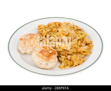 Plaque avec les viandes patties et le chou cuit isolé sur fond blanc. Studio photo Banque D'Images