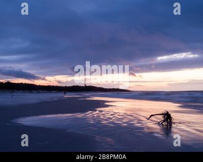 Coucher de soleil sur une plage. Superbe paysage marin à Leba. Mer Baltique Pologne Banque D'Images