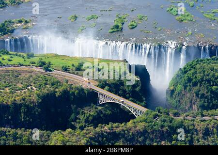 Vue aérienne du pont Victoria Falls et des cascades, à la frontière du Zimbabwe et de la Zambie. Banque D'Images