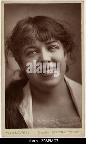 Portrait de Jeanne Samary, (épouse de Paul Lagarde), (1857-1890), (actrice) Downey, W. & D. Portrait de Samary Jeanne, (ésouris de Paul Lagarde), (1857-1890), actrice. Carte de visite (recto). Technique à vérifier : Photoglyptie. 1860-1890. Paris, musée Carnavalet. Banque D'Images