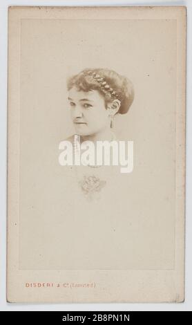 Portrait de Mlle Seymour, danseuse anglaise au Théâtre de la porte Saint-Martin. Portrait de Miss Seymour, danseuse anglophone au Théâtre de la porte Saint Martin. Carte de visite (recto). Photo de Disderi & Cie. Tirage sur papier aluminé, 1860-1890. Paris, musée Carnavalet. Banque D'Images