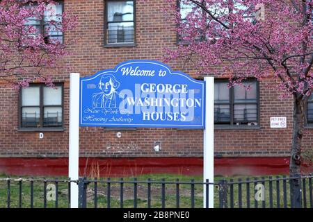 Signalisation pour New York City Housing Authority George Washington Houses dans le quartier East Harlem de Manhattan, New York, NY Banque D'Images