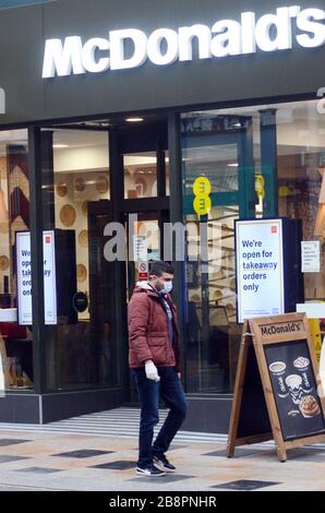 Londres, Royaume-Uni, le 21 mars 2020 à emporter par McDonald's. Des pubs et des restaurants ferment à Clapham alors que le gouvernement annonce la fermeture en raison de l'éclosion de coronavirus. Banque D'Images