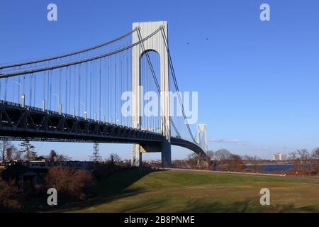 Le pont Verrazzano-Narrows, situé au-dessus du parc national de fort Wadsworth Gateway, à Staten Island, au NY. Banque D'Images
