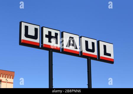 Un panneau U-Haul sur un poteau contre un ciel bleu ensoleillé Banque D'Images