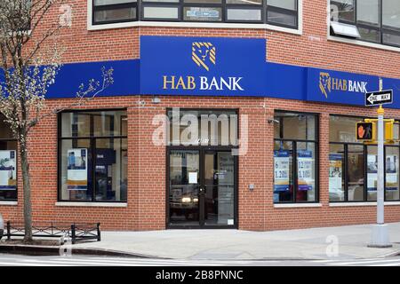 HAB Bank, 74-01 37th Avenue, Queens, New York. New York photo d'une banque communautaire dans le quartier de Jackson Heights. Banque D'Images