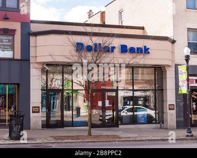 Dollar Bank sur Forbes Avenue dans Squirrel Hill, Pittsburgh, Pennsylvanie, États-Unis Banque D'Images