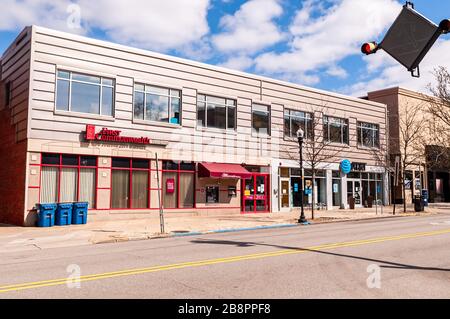 La First Commonwealth Bank et le magasin AT&T sur Forbes Avenue avec des bureaux au-dessus d'eux dans le quartier de Squirrel Hill, Pittsburgh, PA, États-Unis Banque D'Images