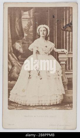 Portrait de l'actrice Garielle Tanting au Royal Palace Theatre en 1874 et au Theatre Gymnasium. Mayer Frères et Pierson. Portrait de Garielle Tanting, actrice au Théâtre du Palais Royal en 1874 et au Théâtre du Gymnase. Carte de visite (recto). Rage sur papier alluminé, 1860-1890. Paris, musée Carnavalet. Banque D'Images