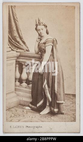 Portrait de Louise Vaissière (1844-1874), appelée Lise Tautin, actrice et chanteuse. Ernest Ladrey (né en 1880). Portrait de Louise Vaissière (1844-1874), dite Lise Tautin, actrice et chaneuse. Carte de visite (recto). Rage sur papier alluminé, 1855-1874. Paris, musée Carnavalet. Banque D'Images