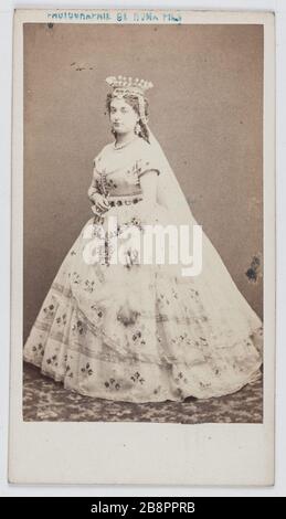 Portrait de Louise Vaissière (1844-1874), appelée Lise Tautin, actrice et chanteuse. Fichiers NUMA. Portrait de Louise Vaissière (1844-1874), dite Lise Tautin, actrice et chaneuse. Carte de visite (recto). Rage sur papier alluminé, 1855-1874. Paris, musée Carnavalet. Banque D'Images