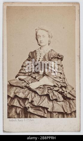Portrait de Louise Vaissière (1844-1874), appelée Lise Tautin, actrice et chanteuse. Radoult, Veury & Cie. Portrait de Louise Vaissière (1844-1874), dite Lise Tautin, actrice et chaneuse. Carte de visite (recto). Rage sur papier alluminé, 1855-1874. Paris, musée Carnavalet. Banque D'Images