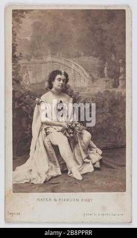 Portrait de Louise Vaissière (1844-1874), appelée Lise Tautin, actrice et chanteuse à Orpheus dans le monde sous-marin (1858). Mayer Frères et Pierson. Portrait de Louise Vaissière (1844-1874), dite Lise Tautin, actrice et chaneuse, dans Orphée aux Enfers (1858). Carte de visite (recto). Rage sur papier alluminé, vers 1858-1858. Paris, musée Carnavalet. Banque D'Images