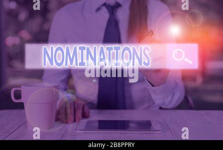 Notez par écrit indiquant les mises en candidature. Concept d'affaires pour l'action de l'état de mise en candidature ou être en nomination aux prix en Banque D'Images