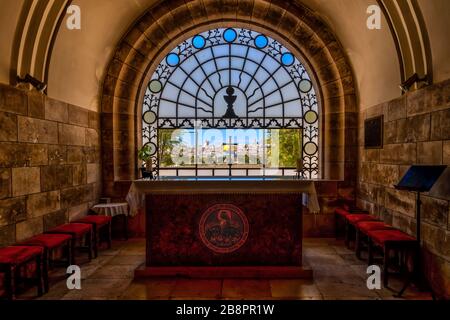 La fenêtre de l'église Dominus Flevit sur le Mont d'Ovives, Jérusalem, Israël, Moyen-Orient. Banque D'Images