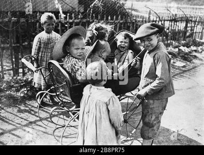 Enfants de travailleurs de la région enfants d'ouvriers dans la région parisienne. Photo de Paul Géniaux (1873-1914). Paris, musée Carnavalet. Banque D'Images