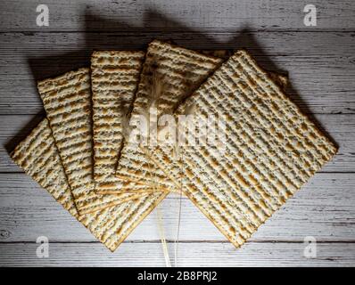 Matzos de la Pâque et fleurs séchées sur fond de bois Banque D'Images