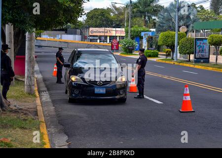 San Salvador, El Salvador. 22 mars 2020. Les policiers arrêtent un véhicule à un point de contrôle.le président d'El Salvador Nayib Bukele a mis un couvre-feu permanent pendant 30 jours. Crédit: Camilo Freedman/ZUMA Wire/Alay Live News Banque D'Images