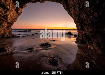 Coucher de soleil coloré en Californie au parc national El Matador Beach Banque D'Images