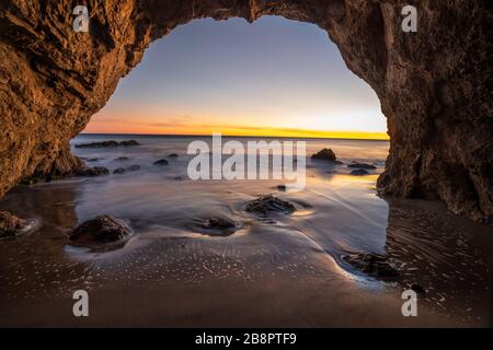 Coucher de soleil coloré en Californie au parc national El Matador Beach Banque D'Images