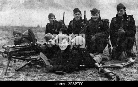 Une équipe de troupes danoises le matin de l'invasion allemande, le 9 avril 1940, a photographié près de Bredevad dans le Jutland du Sud. Deux de ces hommes ont été tués plus tard ce jour-là. Banque D'Images