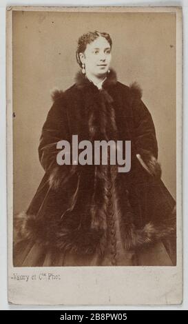 Portrait des neveux Hortense, actrice de théâtre entre 1865 et 1876. Veury et Cie. Portrait d'Hortense Neveux, actrice de théâtre entre 1865 et 1876. Carte de visite (recto). Rage sur papier alluminé. 1860-1890. Paris, musée Carnavalet. Banque D'Images