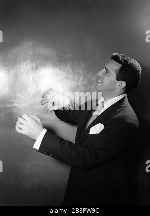 NEW YORK, NY - MAY, 1947: Le batteur de jazz américain et le chef de bande Buddy Rich (1917-1987) pose pour un portrait vers mai 1947 à la salle de bal Arcadia à New York, New York. Crédit:William Gottlieb / Rock négatifs/ MediaPunch Banque D'Images