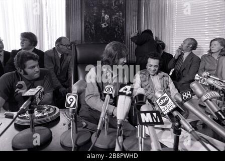 Le guitariste des Beatles George Harrison et la légende du sitar ravi Shankar tiennent une conférence de presse annonçant leur concert bienfaiteur et leur album pour aider les victimes de la famine et de la guerre au Bangladesh, connu sous le nom de "concert pour le Bangladesh". L'événement a lieu dans les bureaux ABKCO d'Allen Klein à Midtown Manhattan le 27 juillet 1971 à New York, NY. Crédit: Rock négatifs / MediaPunch Banque D'Images