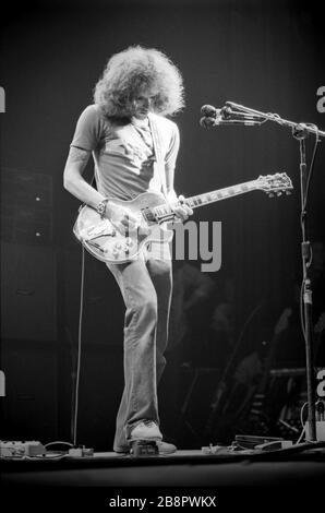 Hot Tuna, un groupe américain de blues-rock formé en 1969 par les anciens membres de Jefferson Airplane Jorma Kaukonen (guitariste/chant) et Jack Casady (bassiste), joue le Schaefer Music Festival à Wolman Rink dans Central Park, New York City, NY le 23 juillet 1975. Crédit: Rock négatifs / MediaPunch Banque D'Images