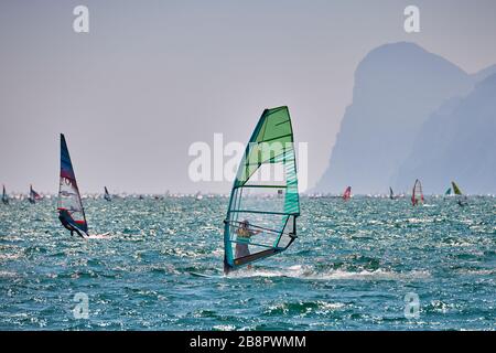 Riva del Garda,Lago di Garda ,Italie - 12 juin 2018: Planche à voile sur les vagues dans le lac de Garde, les coureurs surfant à grande vitesse sur le lac de Garde, R Banque D'Images