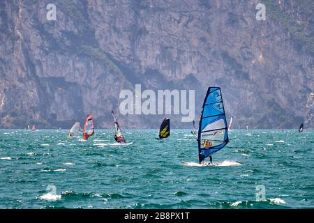 Riva del Garda,Lago di Garda ,Italie - 12 juin 2018: Planche à voile sur les vagues dans le lac de Garde, les coureurs surfant à grande vitesse sur le lac de Garde, R Banque D'Images