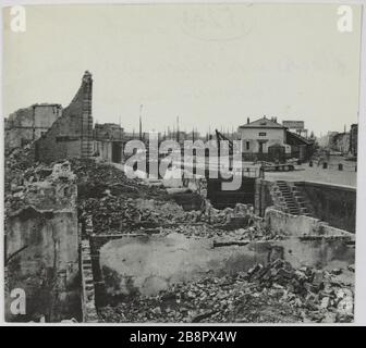 Quais de la Villette feu / Canal perspective. Quais incendiés Villette, vue sur le canal, 19ème arrondissement, Paris. La commune de Paris. Quais de la Villette incendiés, perspective du Canal. Paris (XIXème arr.). Photo d'Hippolyte Blancard (1843-1924). Rage au plateau (recto). 1870-1871. Paris, musée Carnavalet. Banque D'Images