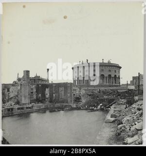 Quais de la Villette feu / Pavillon où étaient les bureaux. Les quais ont brûlé le pavillon Villette où étaient les bureaux, 19ème arrondissement, Paris. La commune de Paris. Quais de la Villette incendiés, pavillon dans lequel se trouvaient les bureaux. Paris (XIXème arr.). Photo d'Hippolyte Blancard (1843-1924). Rage au plateau (recto). 1870-1871. Paris, musée Carnavalet. Banque D'Images