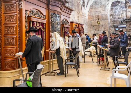 Juifs orthodoxes priant au mur intérieur de l'Ouest à Jérusalem, en Israël, au Moyen-Orient. Banque D'Images