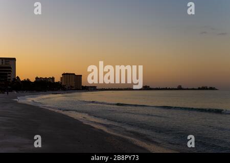 Lever de soleil spectaculaire sur Lido Key à Sarasota Floride esprit la COVID19 pandémie sans personne Banque D'Images