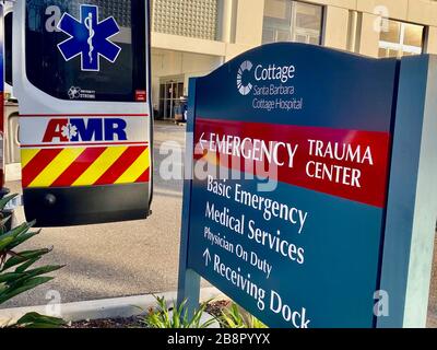 Santa Barbara, Californie, États-Unis. 21 mars 2020. Panneau d'urgence, centre de traumatologie et Ambulance AMR à l'hôpital Cottage, où Corona virus patience sont testés et soignés dans le comté de Santa Barbara. Crédit: Amy Katz/ZUMA Wire/Alay Live News Banque D'Images