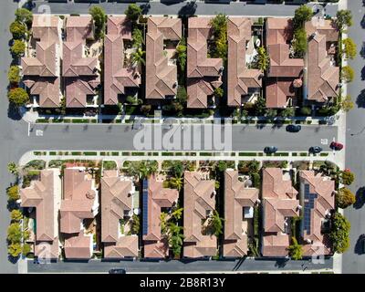 Vue aérienne sur le quartier de banlieue avec des villas identiques à côté l'un de l'autre. San Diego, Californie, États-Unis. Vue aérienne de la maison de luxe résidentielle moderne de lotissement avec piscine. Banque D'Images