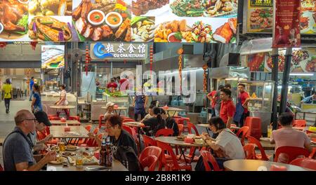 Jalan Alor de nuit populaire pour les nombreux restaurants en plein air bondés avec les touristes et les habitants Bukit Bintang Kuala Lumpur Malaisie. Banque D'Images