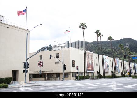 Burbank, Californie, États-Unis. 22 mars 2020. Vue extérieure des studios Warner Bros à Burbank, temporairement fermés en réponse à la pandémie de coronavirus COVID-19, trois jours après l'ordonnance de "Safer à domicile" émise par le maire de Los Angeles, Eric Garcetti, au niveau du comté, et le gouverneur de Californie, Gavin Newsom, au niveau de l'État, le jeudi 19 mars, 2020 qui restera en vigueur jusqu'au moins le 19 avril 2020 dans le cadre de la pandémie de Coronavirus COVID-19 aux États-Unis. Crédit: Image Press Agency/Alay Live News Banque D'Images