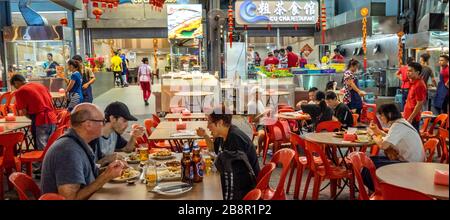 Jalan Alor de nuit populaire pour les nombreux restaurants en plein air bondés avec les touristes et les habitants Bukit Bintang Kuala Lumpur Malaisie. Banque D'Images