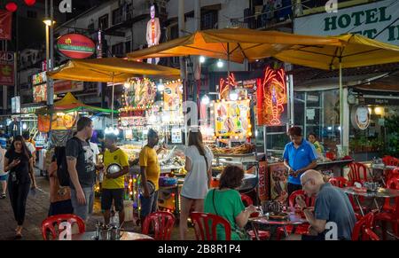 Jalan Alor de nuit populaire pour les nombreux restaurants en plein air bondés avec les touristes et les habitants Bukit Bintang Kuala Lumpur Malaisie. Banque D'Images