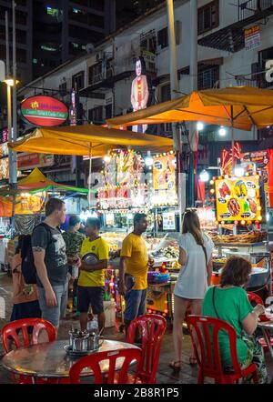 Jalan Alor de nuit populaire pour les nombreux restaurants en plein air bondés avec les touristes et les habitants Bukit Bintang Kuala Lumpur Malaisie. Banque D'Images