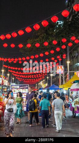 Jalan Alor de nuit populaire pour les nombreux restaurants en plein air bondés avec les touristes et les habitants Bukit Bintang Kuala Lumpur Malaisie. Banque D'Images