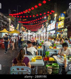 Jalan Alor de nuit populaire pour les nombreux restaurants en plein air bondés avec les touristes et les habitants Bukit Bintang Kuala Lumpur Malaisie. Banque D'Images