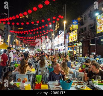 Jalan Alor de nuit populaire pour les nombreux restaurants en plein air bondés avec les touristes et les habitants Bukit Bintang Kuala Lumpur Malaisie. Banque D'Images