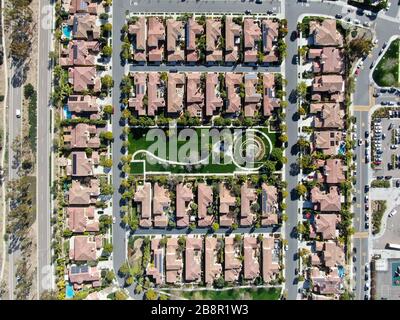 Vue aérienne sur le quartier de banlieue avec des villas identiques à côté l'un de l'autre. San Diego, Californie, États-Unis. Vue aérienne de la maison de luxe résidentielle moderne de lotissement avec piscine. Banque D'Images