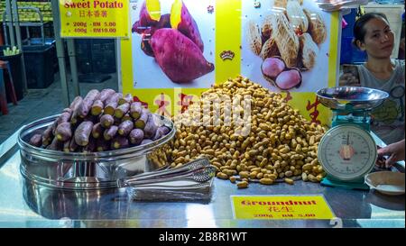 Restaurant vendant des patates douces et des arachides dans Jalan Alor lieu de nuit populaire pour les touristes et les habitants Bukit Bintang Kuala Lumpur Malaisie. Banque D'Images