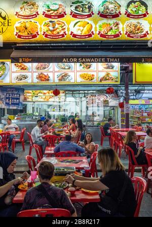 Jalan Alor de nuit populaire pour les nombreux restaurants en plein air bondés avec les touristes et les habitants Bukit Bintang Kuala Lumpur Malaisie. Banque D'Images